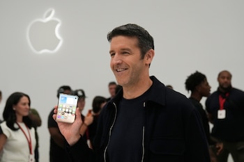 John Ternus asumió la dirección ejecutiva de Apple con un plan para eliminar la dependencia de los tradicionales eventos de presentación.(AP Foto/Jeff Chiu)