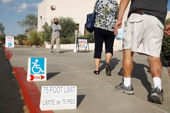 Los votantes llegan a un