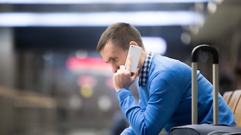 Cómo afrontar el estrés de viajar en avión, según un psicólogo