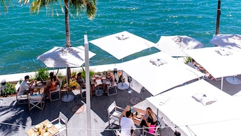 Ubicado en la bahía de