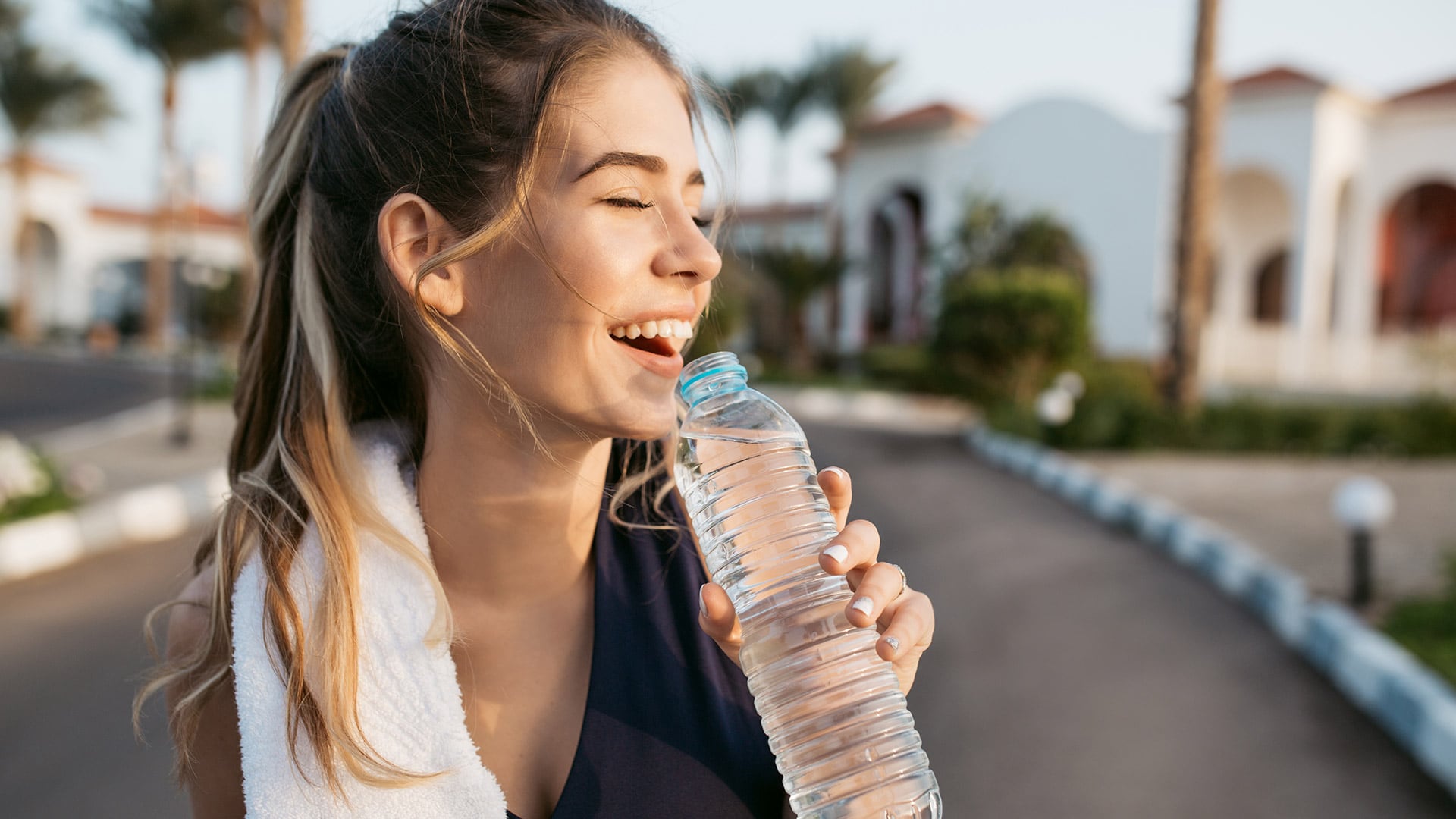 Quienes poseen piel blanca, ojos claros o numerosos lunares deben elegir protectores solares de factor cuarenta o cincuenta según recomendaciones médicas (Freepik)