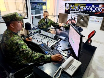 Las emisoras militares reciben mensajes, datos y notas de voz sobre personas desaparecidas en las zonas más afectadas por el terremoto - crédito Ejército Nacional