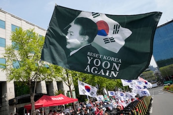 Partidarios del expresidente de Corea del Sur, Yoon Suk Yeol, se manifiestan en el exterior de la Corte Suprema de Seúl, en Seúl, Corea del Sur, el 29 de abril de 2026. (AP Foto/Ahn Young-joon)