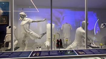 Siempre de blanco. Un espacio dedicado a la vestimenta en el museo de Wimbledon (Crédito: Infobae)