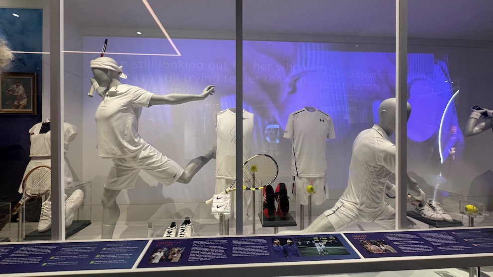 Espace dédié à la tenue blanche dans le musée de Wimbledon