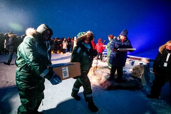 Representantes de muchos países y universidades llegan a la bóveda mundial de semillas de Svalbard con nuevas semillas, en Longyearbyen, Noruega (Scanpix/Lise Aserud vía REUTERS)