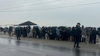 Más de 50 menores inmigrantes solos esperan bajo la lluvia en el Guano (Ceuta) su traslado a un centro de acogida