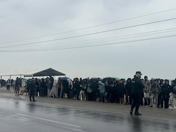 06/10/2026 Más de 50 menores inmigrantes solos esperan bajo la lluvia en el Guano (Ceuta) su traslado a un centro de acogida.
CEUTA, 6 (EUROPA PRESS)
Un grupo de más de 50 menores migrantes solos se han colocado desde la mañana de este martes en fila junto a la carretera en la zona del Guano de Ceuta, bajo la lluvia, a la espera de ser trasladados a un centro de acogida, después de haber pasado las últimas semanas en la calle.
Los adolescentes, en su mayoría de más de 13 años y de origen marroquí, han permanecido durante la mañana en fila junto a la vía mientras aguardaban la llegada de los autobuses que en los últimos días han trasladado a adultos y a otros menores a dependencias policiales para su filiación y posterior reubicación.
"¡Queremos centro de menores!", han reclamado los jóvenes ante los agentes de la Policía Nacional desplegados en la zona, que han permanecido junto a ellos durante la espera y han vigilado el entorno para evitar riesgos derivados del tráfico.
Los menores han explicado a Europa Press que llevan alrededor de 15 días en el Guano, después de haber vivido en las calles de barriadas periféricas como el Príncipe o Sidi Embarek.
Durante la mañana han permanecido expuestos a la lluvia, algunos protegidos con capuchas, paraguas o plásticos y otros sin ningún tipo de protección.
Según el relato trasladado por varios de ellos, no acceden a la gran carpa instalada en el Guano porque en su interior se encuentran adultos que, según aseguran, les impiden acercarse. El espacio se encuentra atestado de personas tras el desmantelamiento de los asentamientos del Trampolín, al haberse trasladado allí parte de las personas que anteriormente residían en la playa.
Desde la Jefatura Superior de Policía han explicado que, cuando se detecta la presencia de menores migrantes en una zona, se procede a su traslado a dependencias policiales para su filiación y posterior reubicación en los recursos habilitados.
Sin