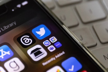 Expertos en ciberseguridad piden tener cuidado con las aplicaciones que piden tener acceso a diferentes funciones principales del celular. EFE/EPA/ETIENNE LAURENT