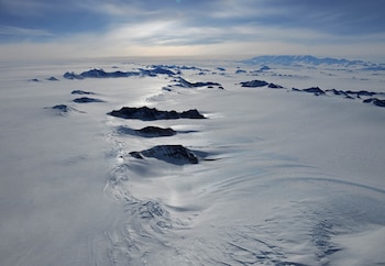 17/11/2012 Lagos bajo el hielo antártico pueden ser más habitables de lo pensado .
Los lagos que hay debajo de la capa de hielo de la Antártida pueden ser más hospitalarios de lo que se pensaba anteriormente, lo que les permitiría albergar más vida microbiana.
POLITICA INVESTIGACIÓN Y TECNOLOGÍA
PETER BUCKTROUT, BRITISH ANTARCTIC SURVEY