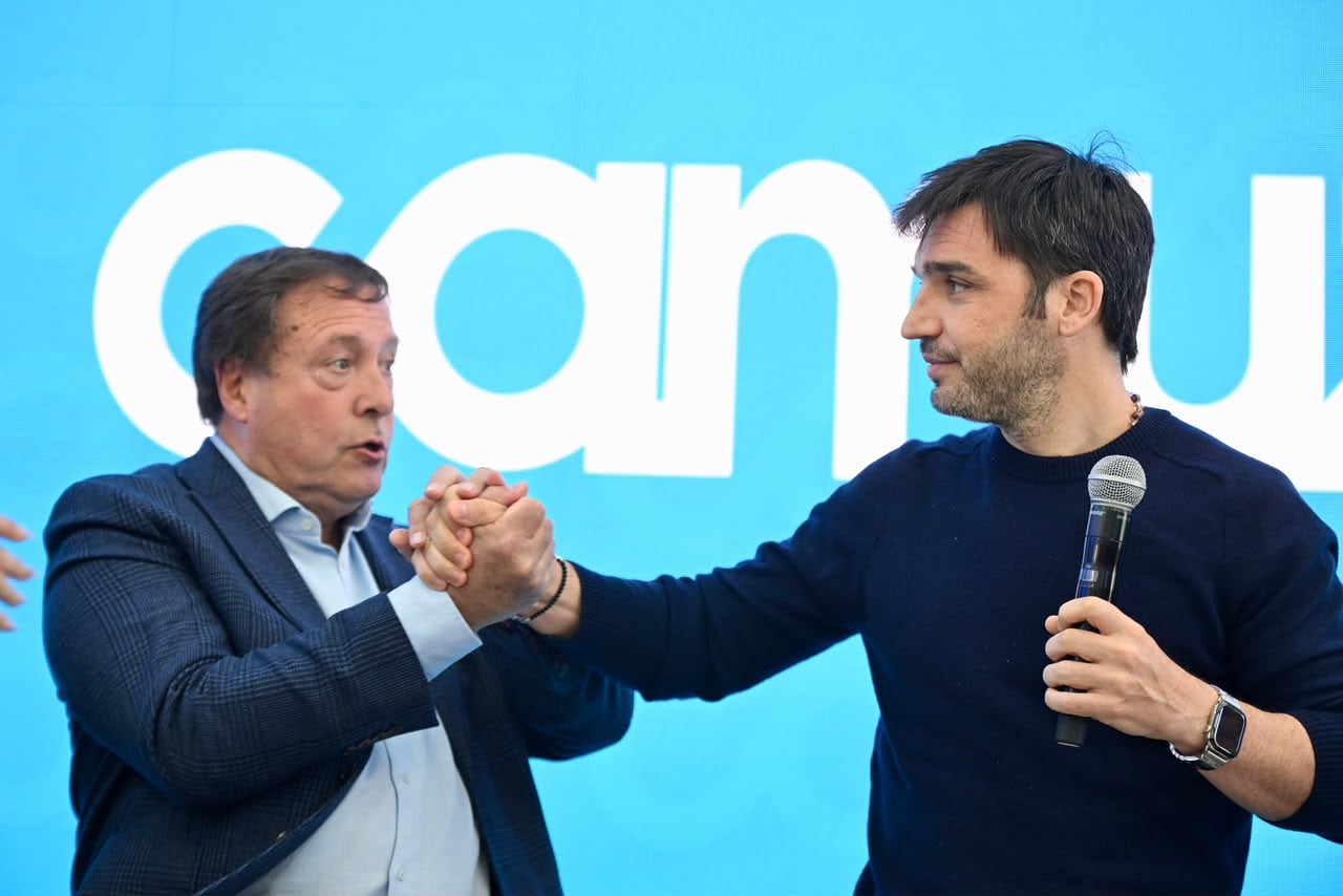 Los gobernadores Ignacio Torres (Chubut), Alberto Weretilneck (Río Negro) durante la inauguración de la Planta Compresora Holdich