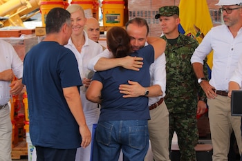 Álvaro Troncoso Torres y Leonor Escobar Arboleda, padres de Diana Marcela Troncoso Escobar, recibieron un apartamento donado por la constructora Marval. El inmueble quedará a nombre de Diana - crédito @alejoeder/X