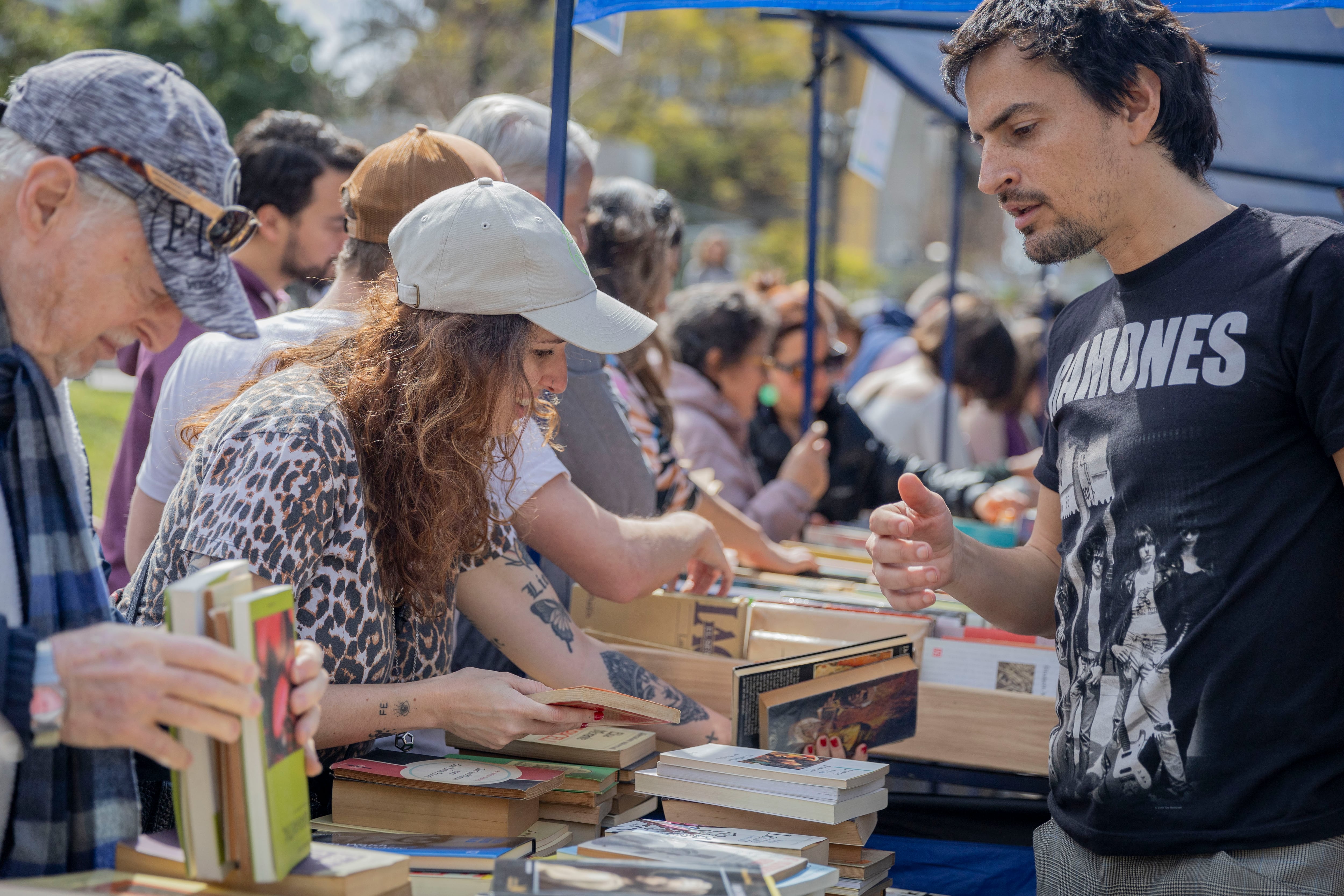 La agenda de literatura del Centro Cultural Recoleta incluye la FLU - Fiesta del libro usado (foto) , el ciclo Borges 360° y una edición en vivo del podcast Desinteligencia artificial sobre Glosa, de J. J. Saer