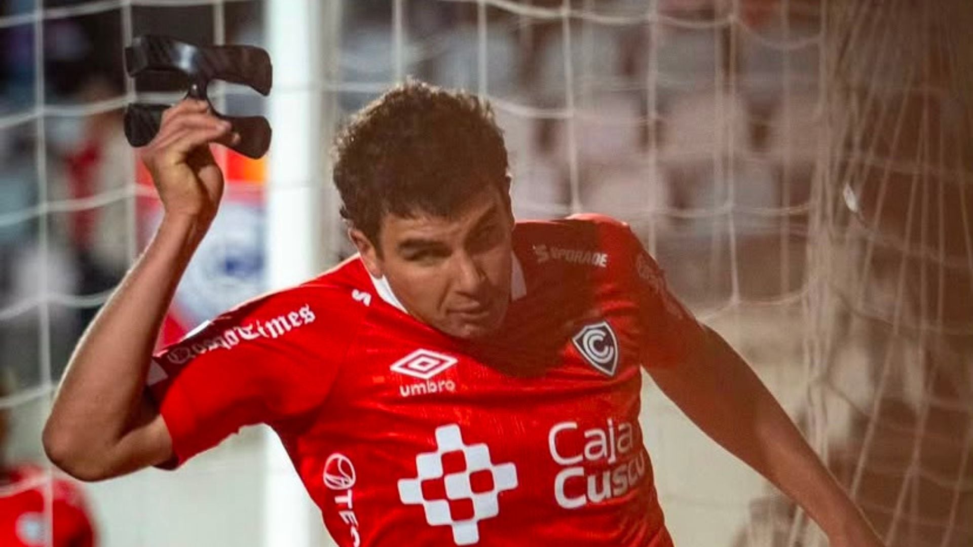 Matías Succar retirándose la máscara de protección facial tras concretar su memorable triplete contra Botafogo. - Crédito: Paloma del Solar