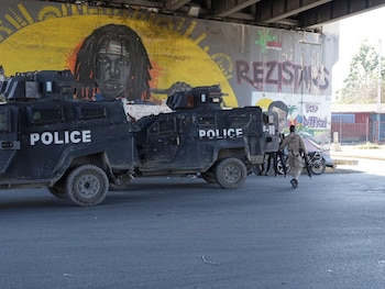 Vehículos policiales en el cruce del aeropuerto, más conocido como el cruce de Rezistans, en Puerto Príncipe, la capital de Haití, el 17 de febrero de 2026, mientras el país, sumido en una grave crisis humanitaria, está a merced de las bandas criminales.