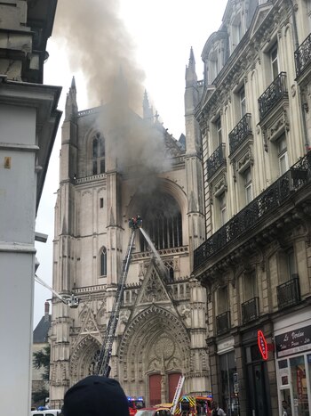 Humo saliendo de la catedral