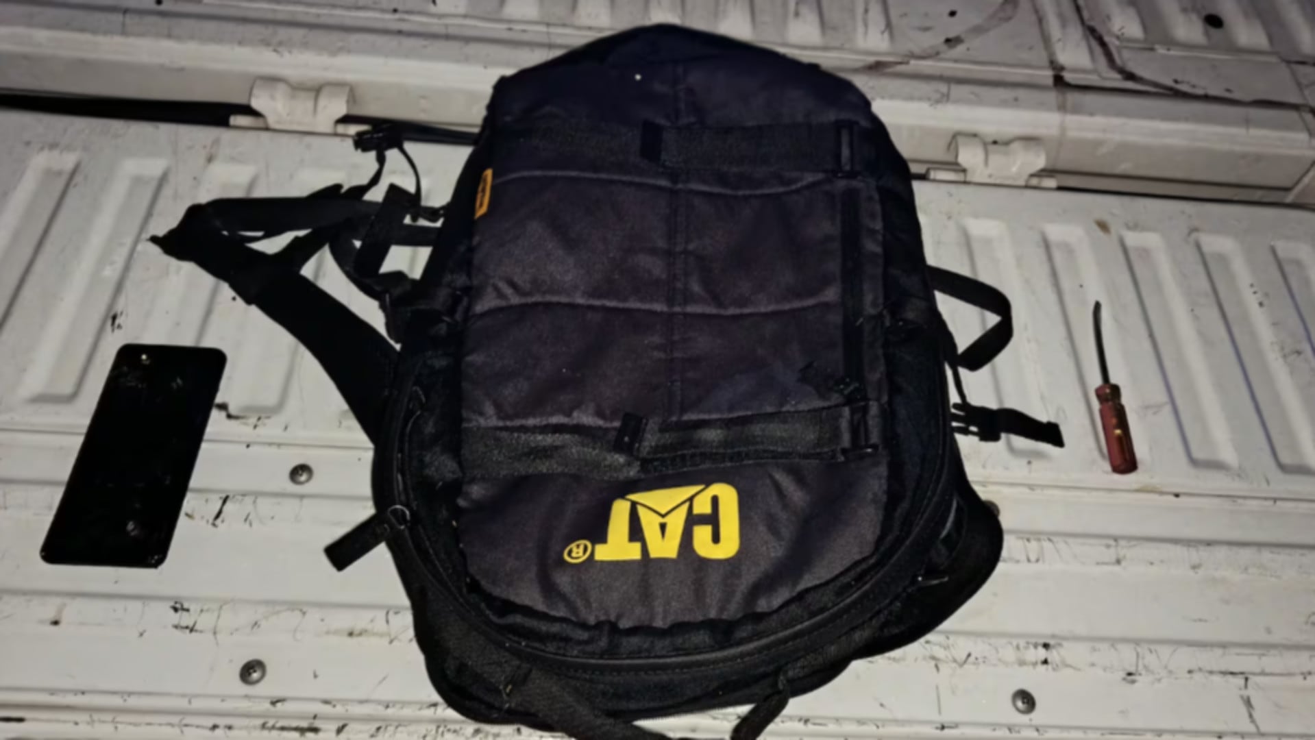 La mochila y el celular secuestrados a los delincuentes que intentaron robar una joyería en el centro de la ciudad cordobesa de Villa Allende (El Doce.tv)