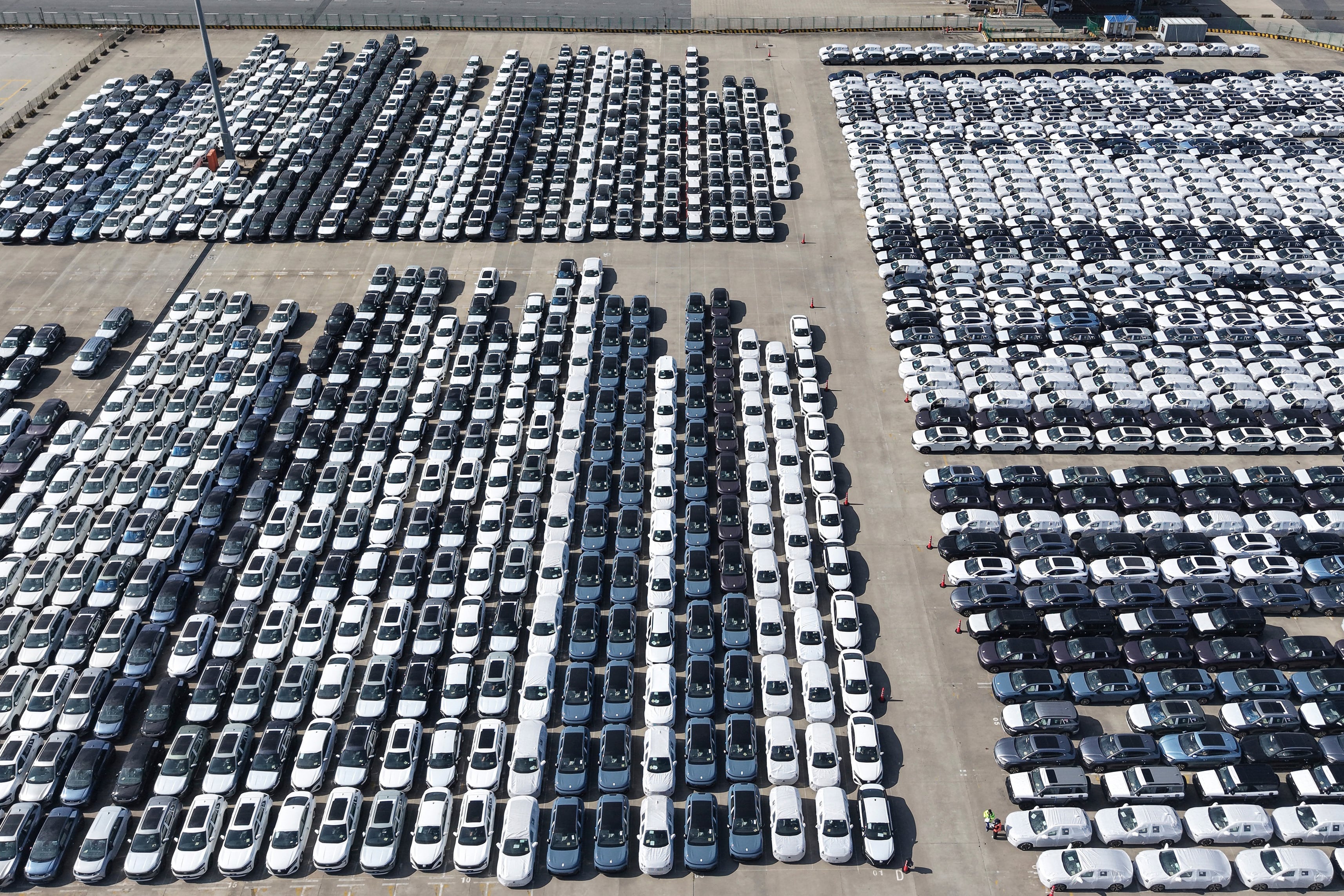 Los autos importados desde otros continentes son los grandes jugadores que cambiaron el mix de nacionales e importados en Argentina. (Chinatopix vía AP, Archivo)