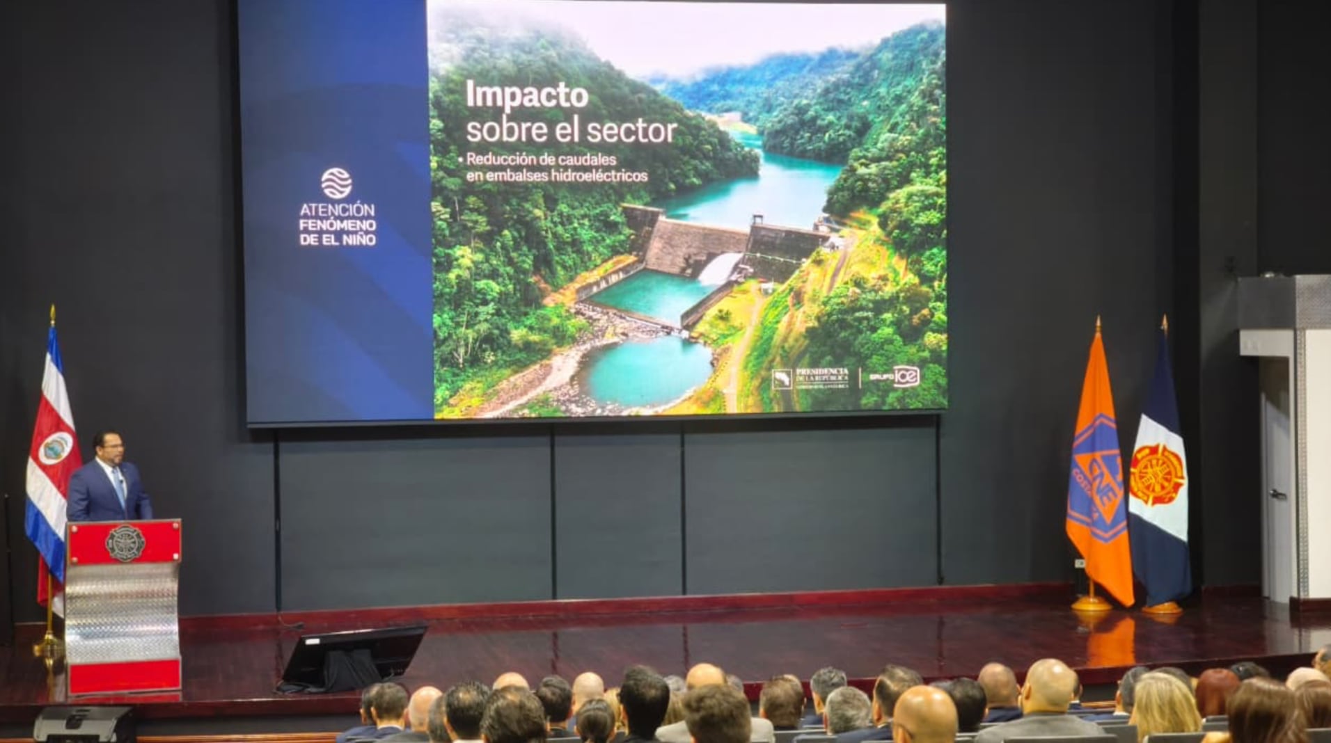 Funcionarios de la Comisión Nacional de Emergencias explican las acciones preventivas en una reunión con líderes comunales. /(Crédito: CNE)