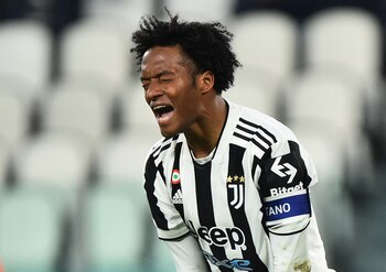 Soccer Football - Serie A - Juventus v Spezia - Allianz Stadium, Turin, Italy - March 6, 2022 Juventus' Juan Cuadrado looks dejected after missing a chance to score REUTERS/Massimo Pinca