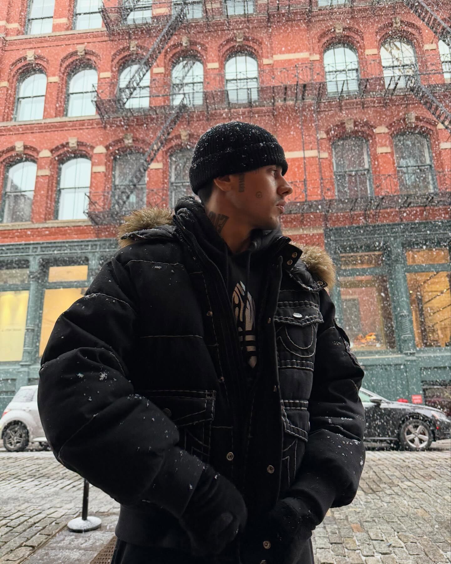 Duki, abrigado y con gorro de lana, disfrutó de la nevada y el ambiente invernal en las calles de la ciudad