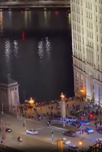 La policía refuerza la aplicación del toque de queda para prevenir nuevos episodios y proteger la convivencia urbana en Chicago (Captura Fox News)