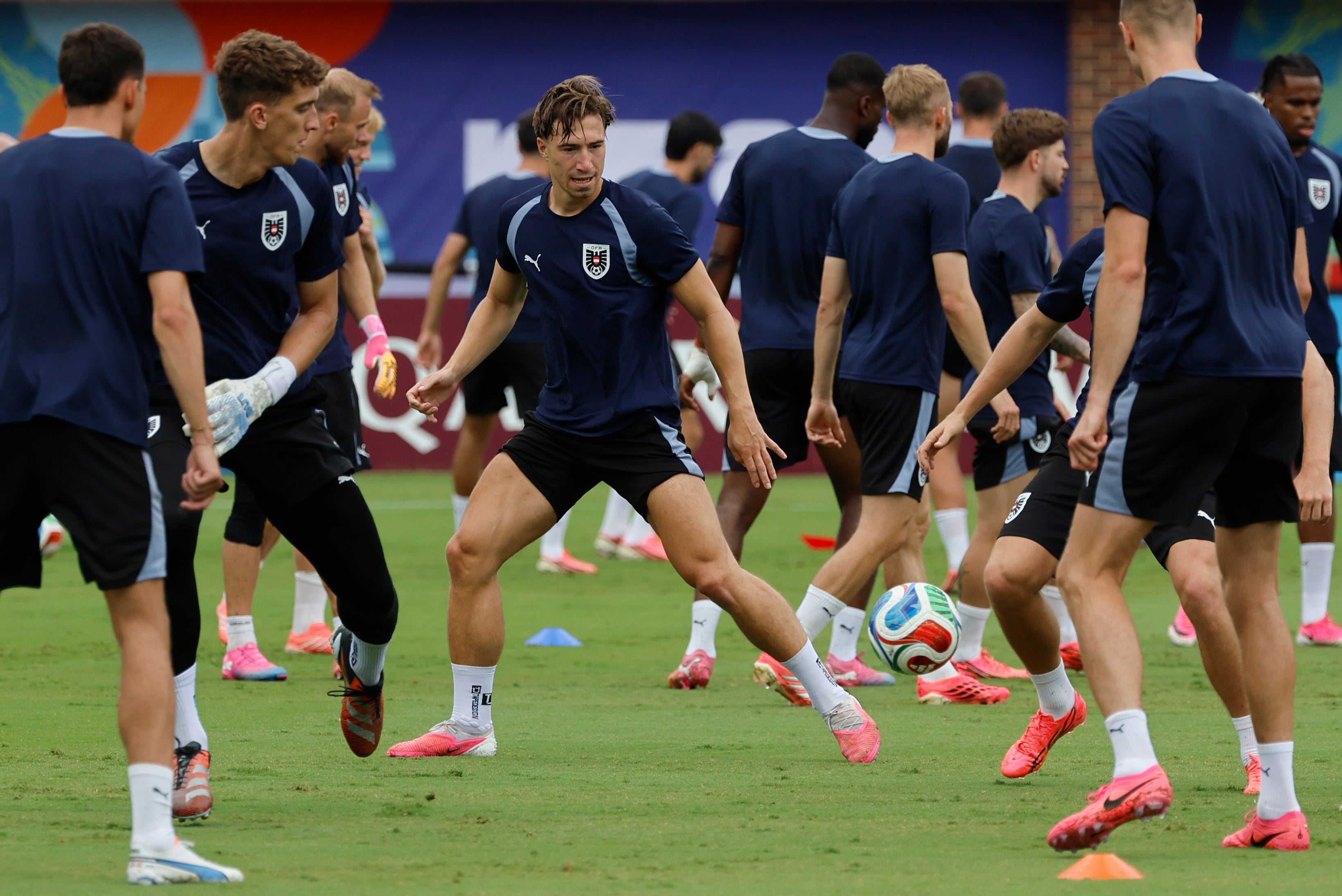 El color fucsia destaca en el césped del Mundial 2026 porque ninguna selección usa camisetas de ese tono EFE/ Mariscal