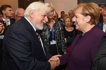 Werthein saluda a Merkel antes