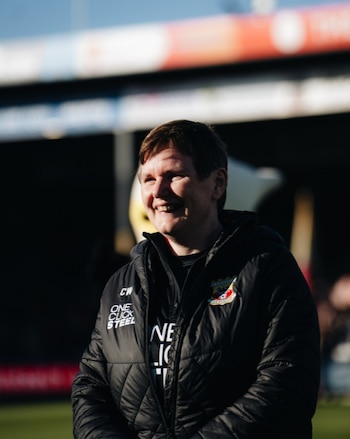 Carla ingressou no clube em 1998 como voluntária. Ele se aposentou aos 53 anos e por um tempo começou a contribuir para a foto anual da equipe Go Ahead Eagles.