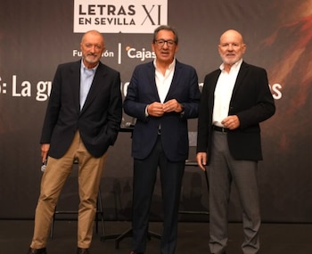De izquierda a derecha: Arturo Pérez-Reverte, Antonio Pulido y Jesús Vigorra, en las charlas de '1936: la guerra que todos perdimos'