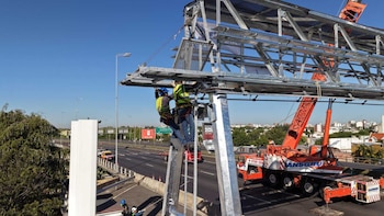 Dos trabajadores con equipo de