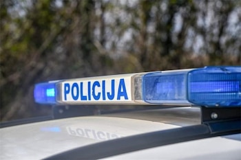 Coche de la Policía de Croacia (archivo).
Las autoridades croatas han informado este sábado del hallazgo de los cuerpos de dos personas que desaparecieron el viernes cuando volaban en un ultraligero en el término municipal de la localidad croata de Velebit.
SOCIEDAD EUROPA CROACIA
MINISTERIO DEL INTERIOR DE CROACIA