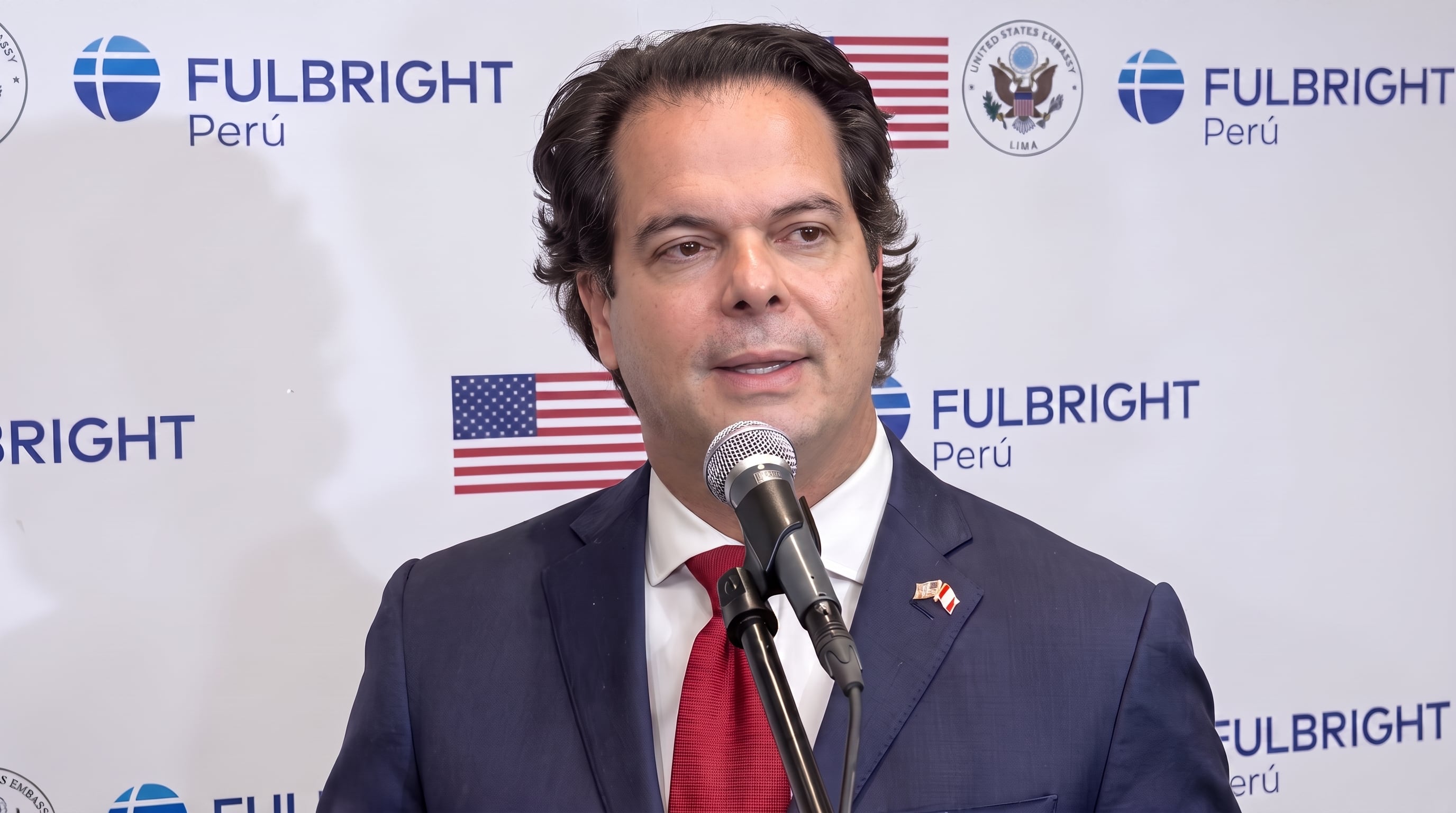 El embajador de Estados Unidos en Perú, Bernie Navarro, habla ante los medios durante la ceremonia por los 70 años del programa Fulbright. (Exitosa)