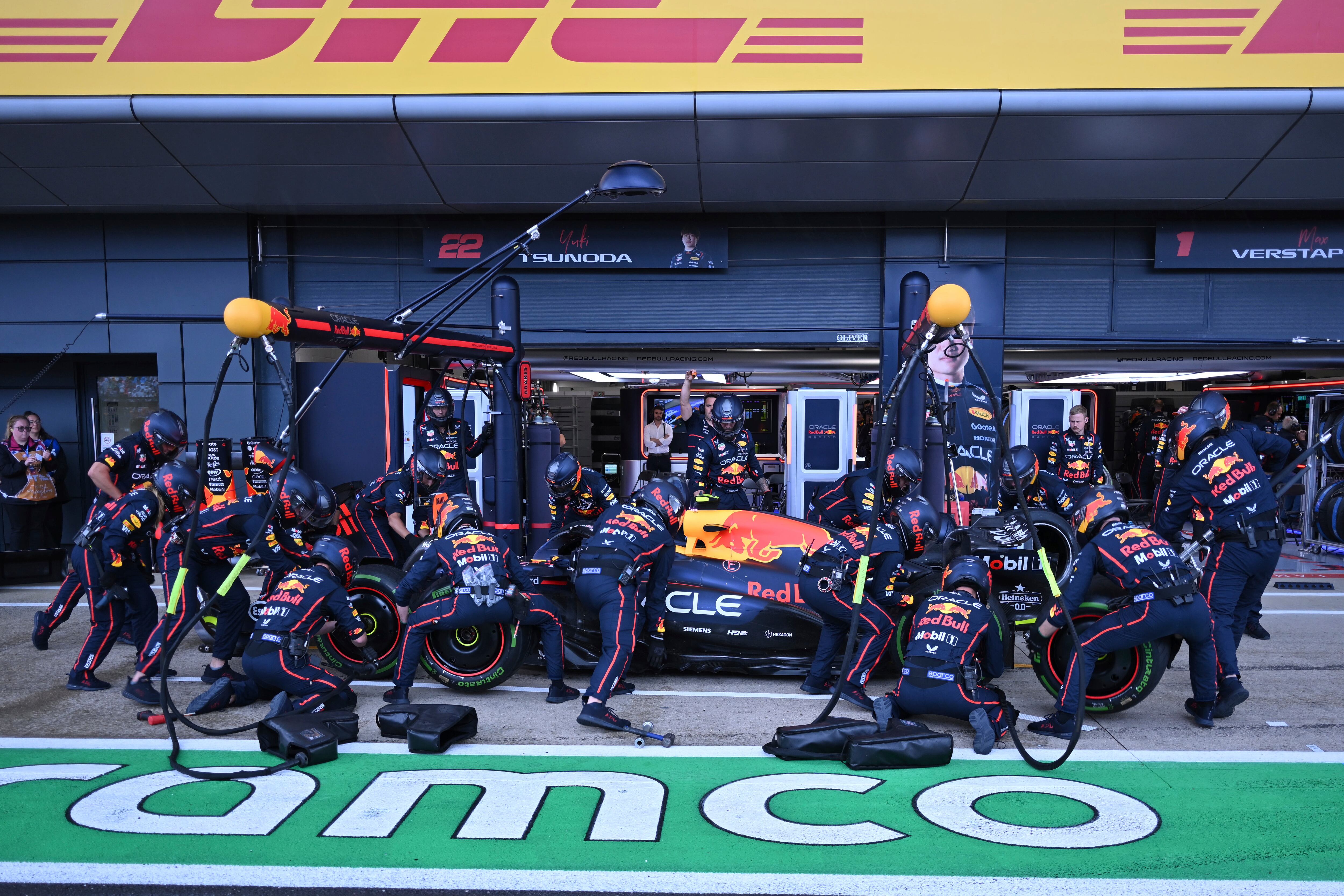 El trabajo del equipo Red Bull durante el GP de Silverstone (Foto: AP Photo/Andrej Isakovic, Pool)