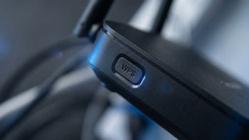 Un simple botón en el router puede abrir la puerta a hackers y poner en riesgo tu contraseña