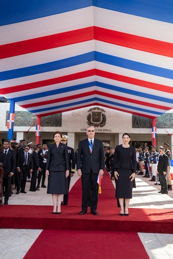 El Presidente Luis Abinader, acompañado
