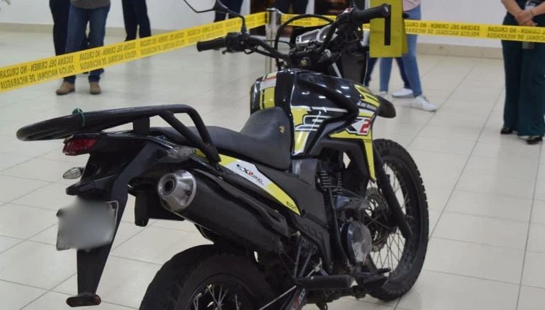 El reporte oficial confirmó que los uniformados alcanzaron a los dos jóvenes en la vía pública y los agredieron físicamente. (Cortesía: Policía Nacional de Nicaragua)