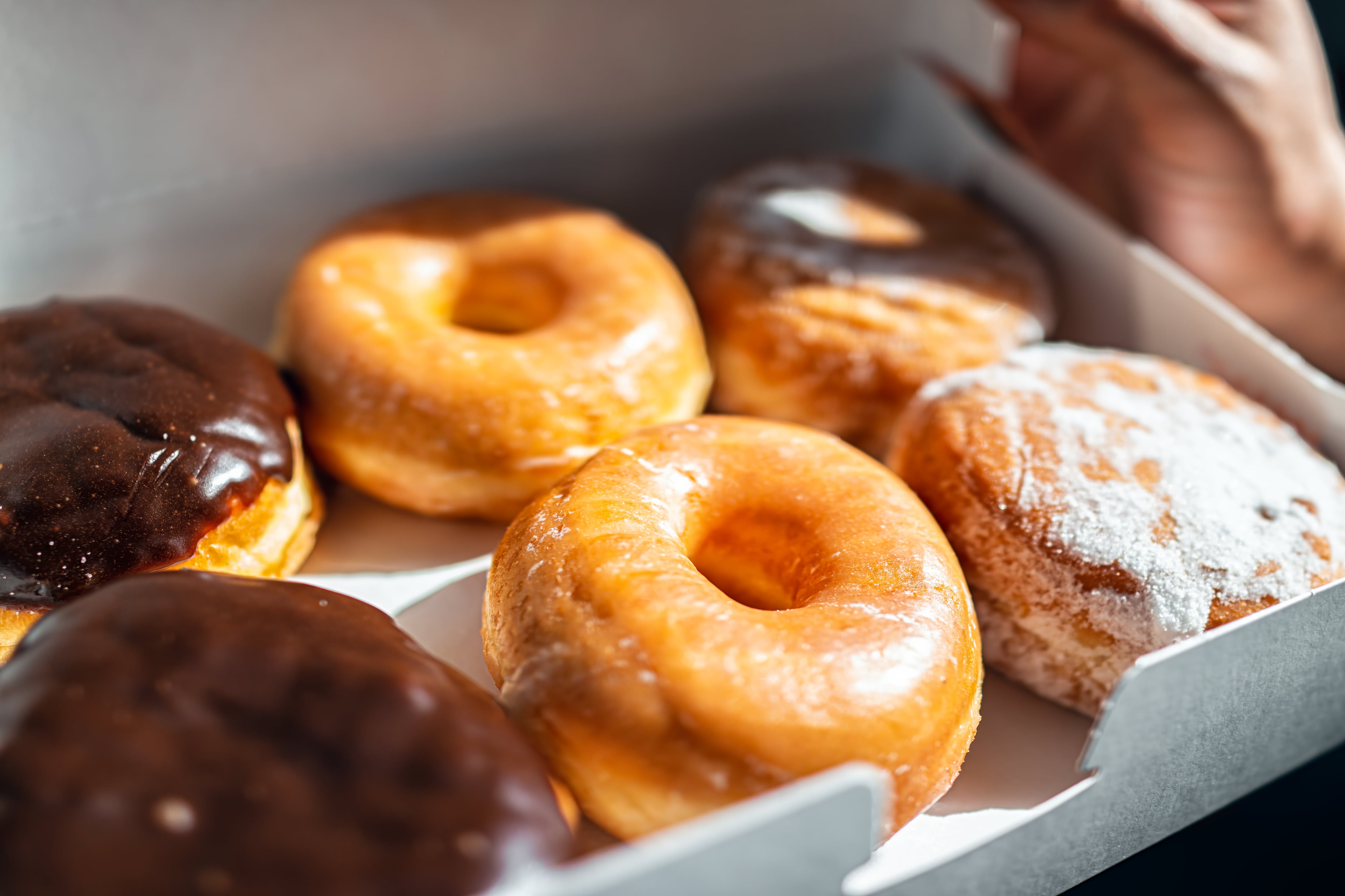 Cierra una pequeña cafetería madrileña que llevaba 5 años sirviendo tartas y donuts veganos: “Tuvimos varios incrementos de alquiler; era inviable”