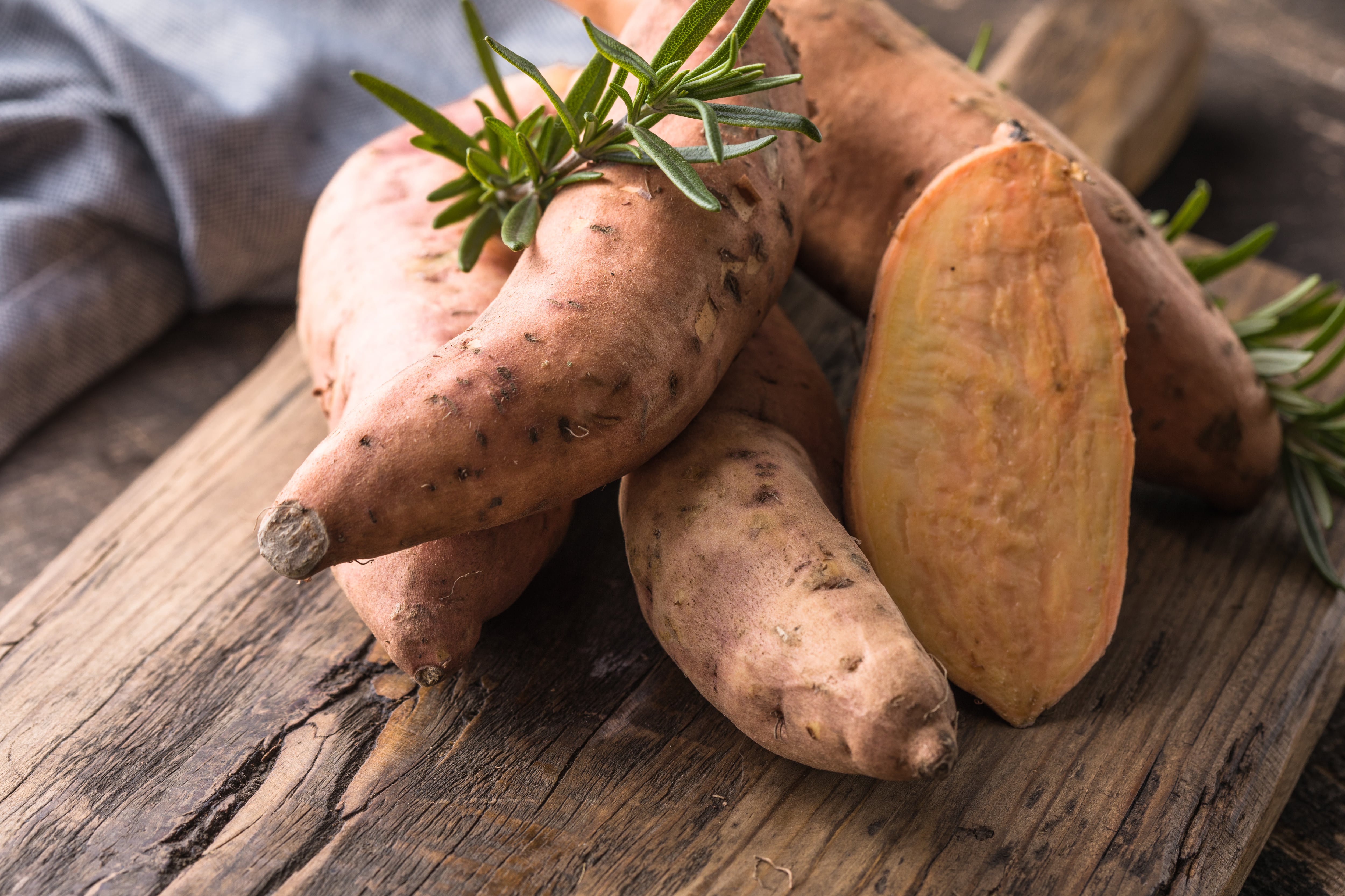 El consumo regular de batata favorece la salud digestiva gracias a su alto contenido de fibra y nutrientes esenciales (Freepik)