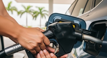 Alcaldía de Cali prohíbe venta de combustible en recipientes durante la jornada de elecciones - crédito Visuales IA Infobae