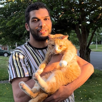 El “encantador de gatos” de TikTok reveló su secreto para que los felinos te amen (Instagram thecatluminati)