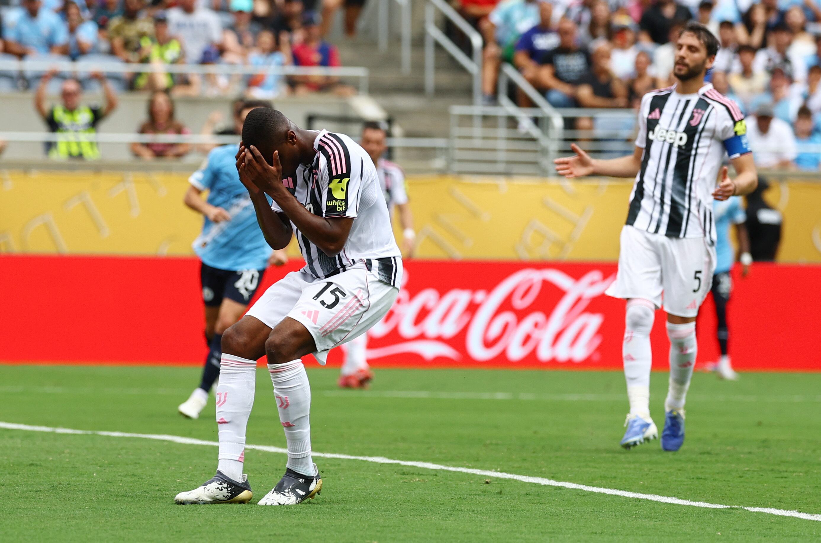 Kalulu se lamenta tras su gol en contra (REUTERS/Kai Pfaffenbach)