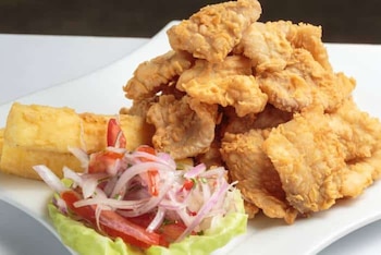 El pedido incluía una leche de tigre y un chicharrón de pescado. La compra quedó respaldada por una boleta electrónica emitida el mismo 26 de mayo de 2022.
