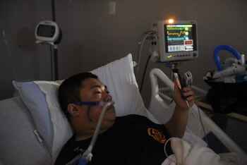 Duc Nguyen habla con su