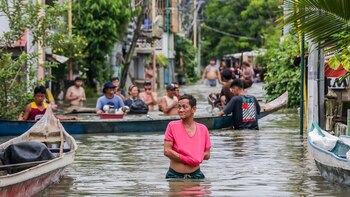 Cientos de filipinos protestan contra la corrupción al norte de Manila a pesar de las inundaciones