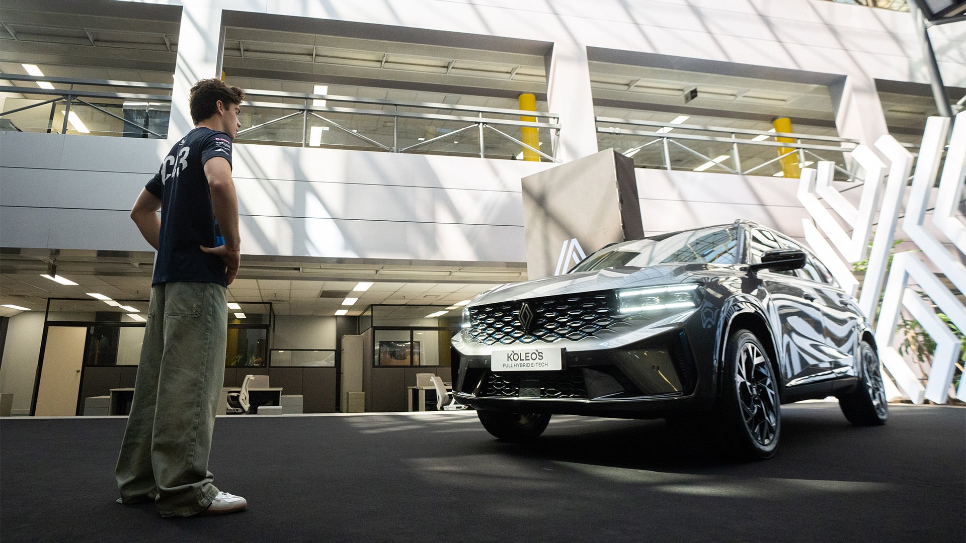 Colapinto pasará un par de semanas en Argentina y conducirá un Renault Koleos Full Hybrid Esprit Alpine