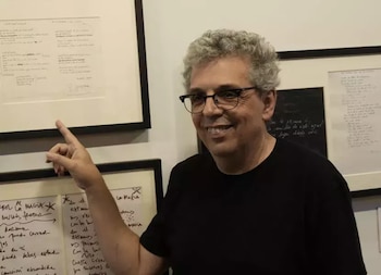 El cantautor Pedro Guerra muestra la página donde escribió la canción «Contamíname», popularizada por los cantantes Ana Belén y Víctor Manuel. Foto: Instituto Cervantes / Fernando Gutiérrez Llorente.