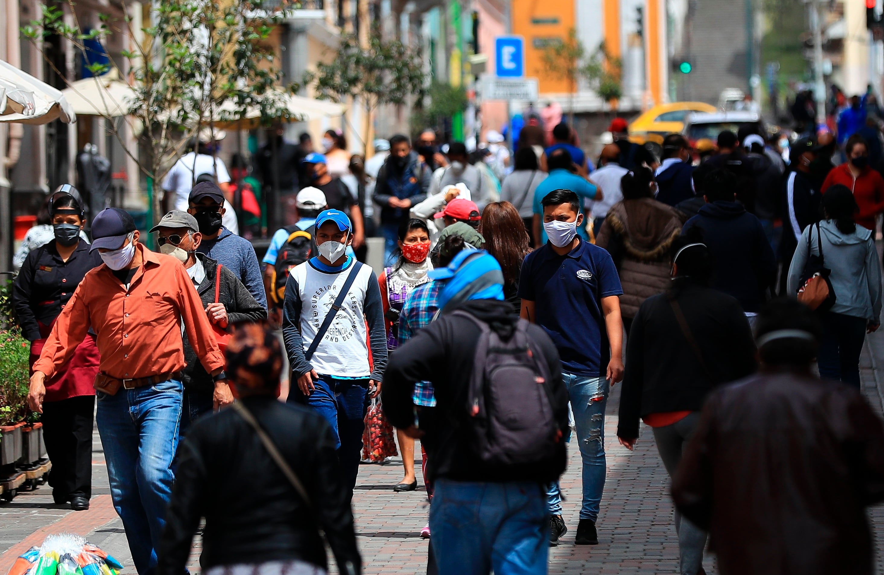 Ciudadanos en una calle de la ciudad de Quito (Ecuador). EFE/José Jácome/Archivo