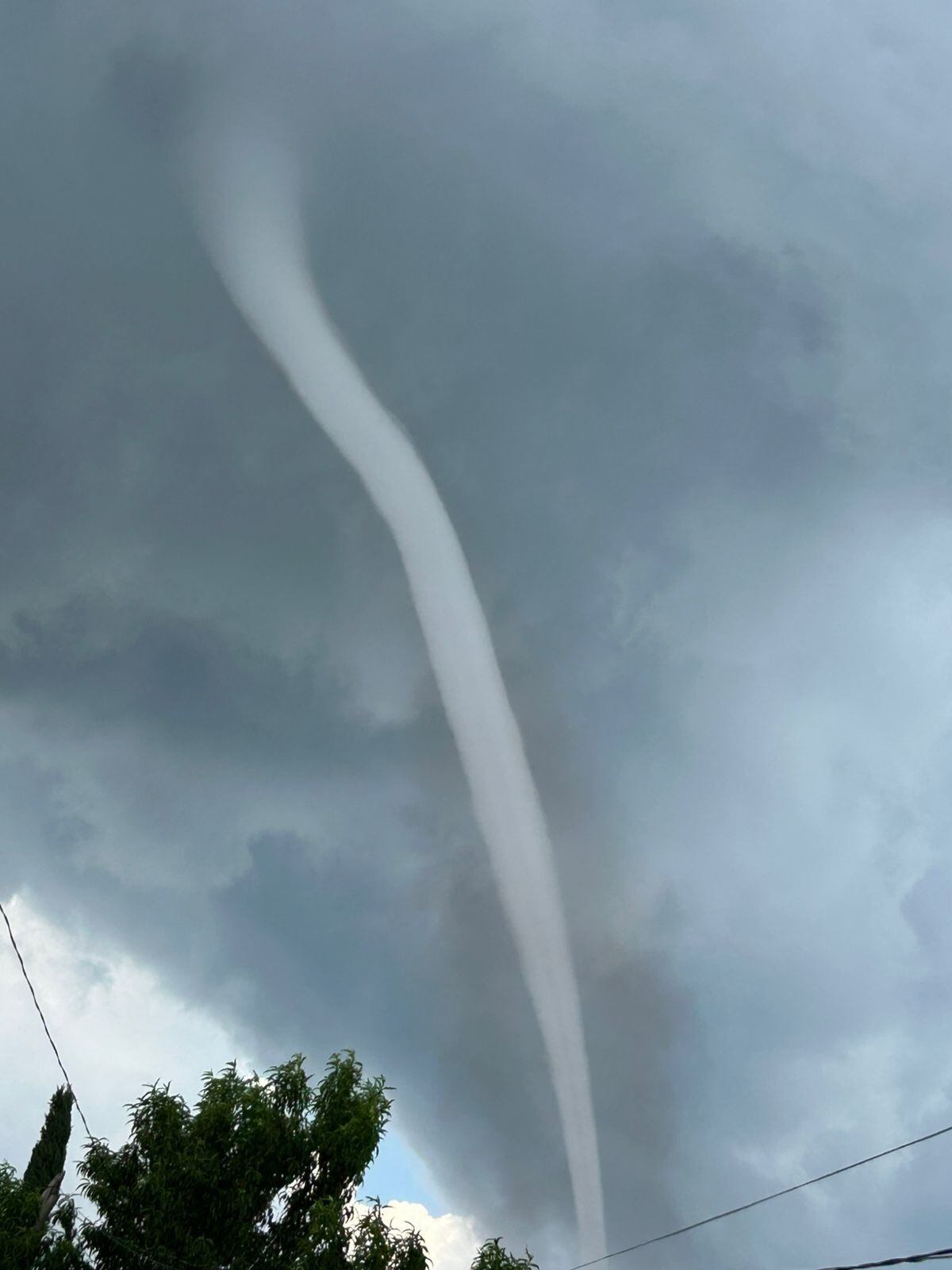 Registro del tornado esta tarde en Michoacán. (Foto: PC de Michoacán)