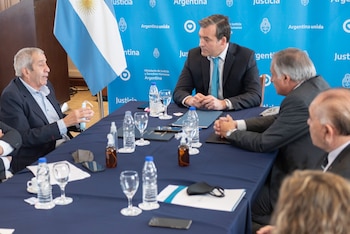 Eduardo Quattropani en una reunión